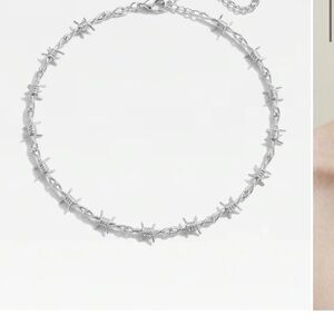 Unopened NIB Chic Silver Barbed Wire Necklace